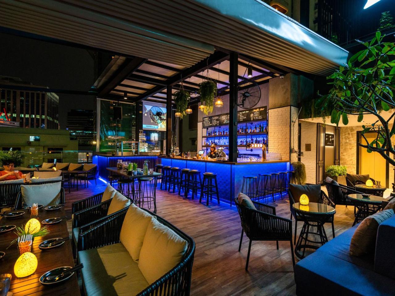 Tastoria Collection Sukhumvit Hotel Bangkok Eksteriør billede The bar at the rooftop lounge